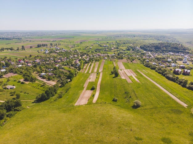 Vista aérea de campos con pueblo cerca