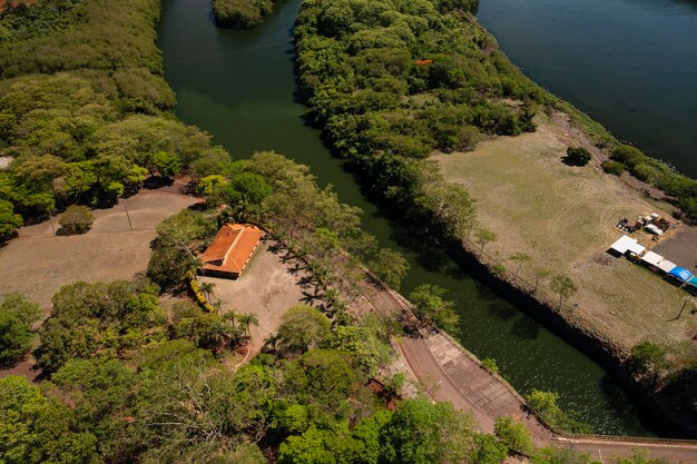 Vista aérea del canal de entrada a la esclusa - río tiete