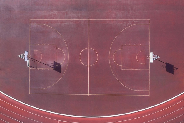 Vista aérea de una cancha de baloncesto vacía