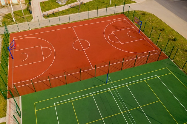 Foto vista aérea de la cancha de baloncesto y voleibol.