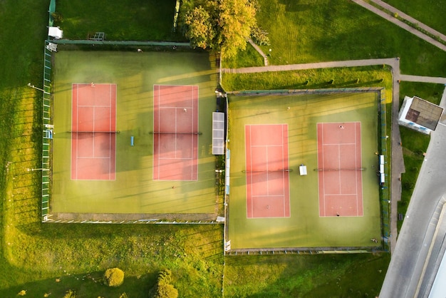 Vista aérea de canchas de tenis al aire libre