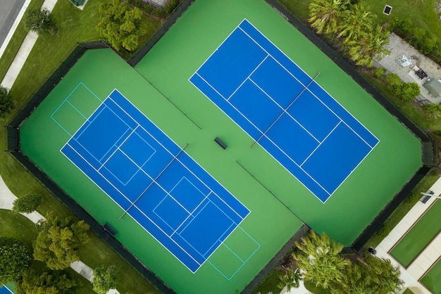 Vista aérea de canchas de tenis azules para actividades recreativas deportivas