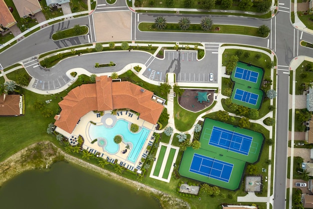 Vista aérea de canchas de tenis azules para actividades recreativas deportivas