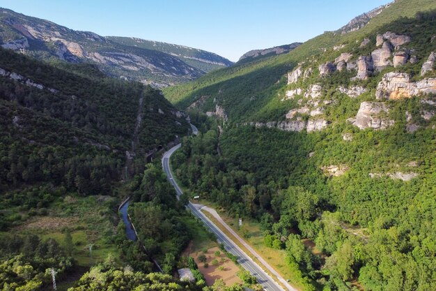 Vista aérea de un cañón y el río Ebro.