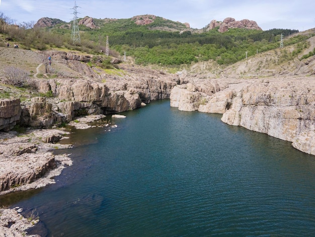 Vista aérea del cañón del río Sheytan Dere Shaitan en Bulgaria