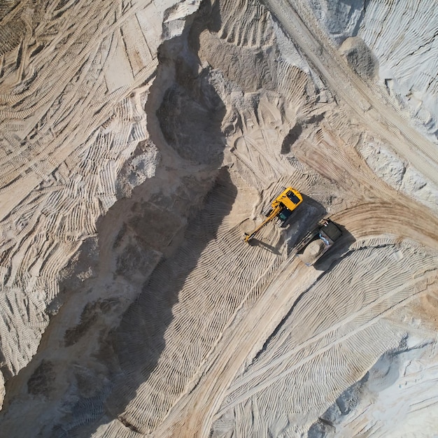 Foto vista aérea de la cantera de arena con topadora