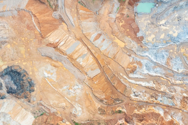 Vista aérea de la cantera hermosos patrones naranjas y rocas colgantes en una cantera de cobre y magnesio