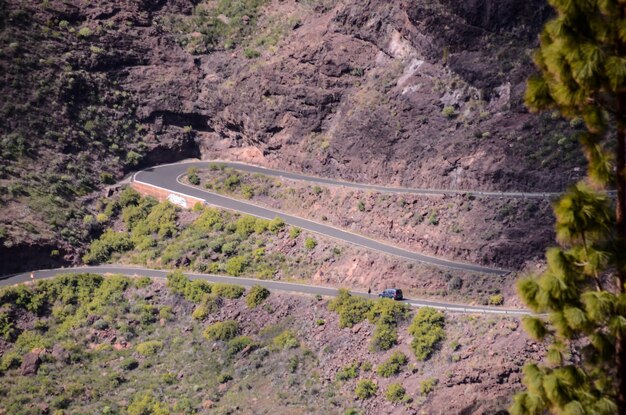 Vista aérea de una carretera asfaltada en las Islas Canarias