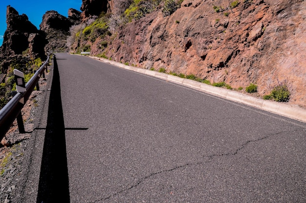 Vista aérea de una carretera asfaltada en las Islas Canarias