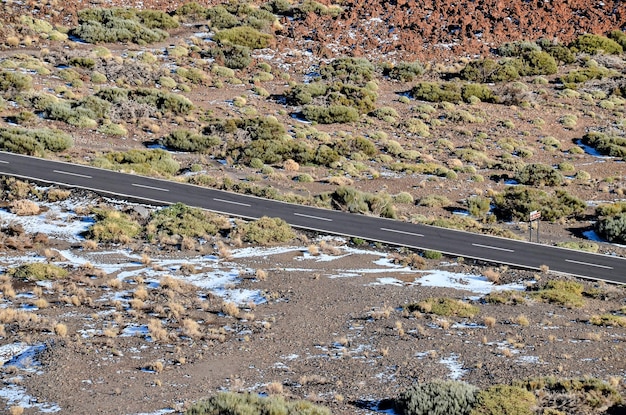 Vista aérea de una carretera de asfalto