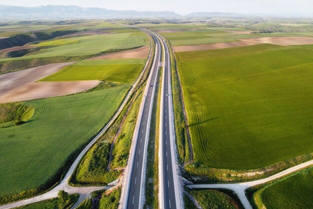 Vista aérea de una carretera con autos y camiones