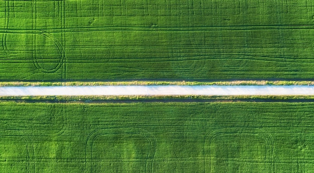 Vista aérea en la carretera y el campo Paisaje agrícola desde el aire Campo y carretera Granja en verano Fotografía con drones Imagen de campo y carretera