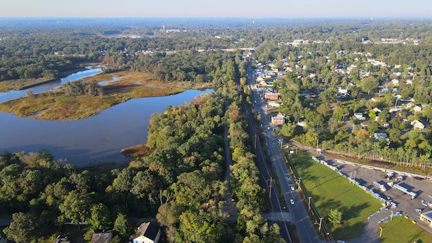 Vista aérea de la carretera en el centro de la pequeña ciudad, la carretera de tráfico cerca del río