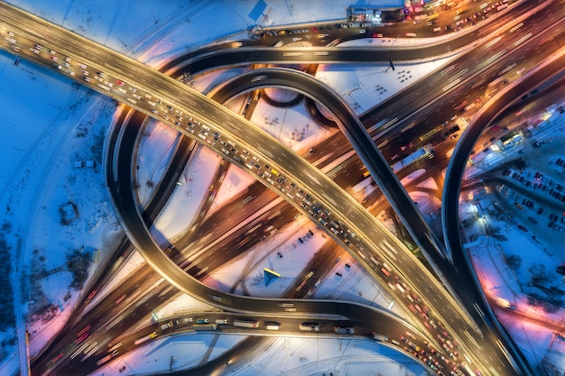 Foto vista aérea de la carretera en una ciudad moderna en la noche en invierno