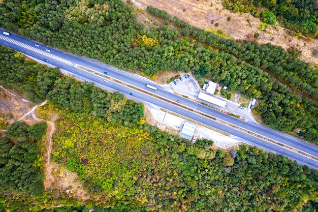 Vista aérea de la carretera con coches y gasolinera Vista superior