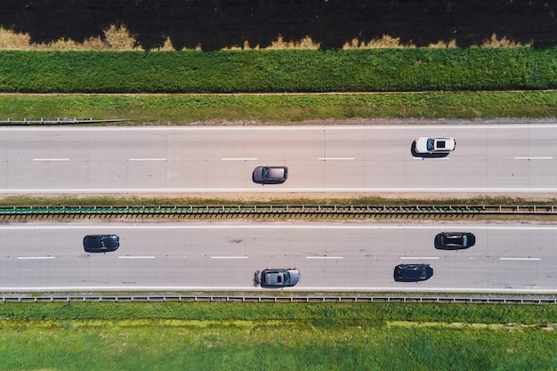 Vista aérea de la carretera con coches en movimiento. Tráfico en la carretera