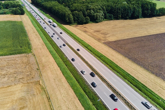 Vista aérea de la carretera con coches en movimiento. Tráfico en la carretera