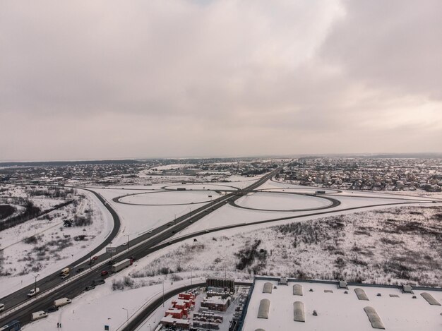 Vista aérea de la carretera. concepto de viaje en coche. clima nublado de invierno