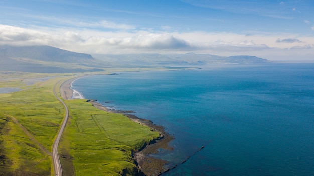 Vista aérea de la carretera en la costa oeste de Islandia, hora de verano
