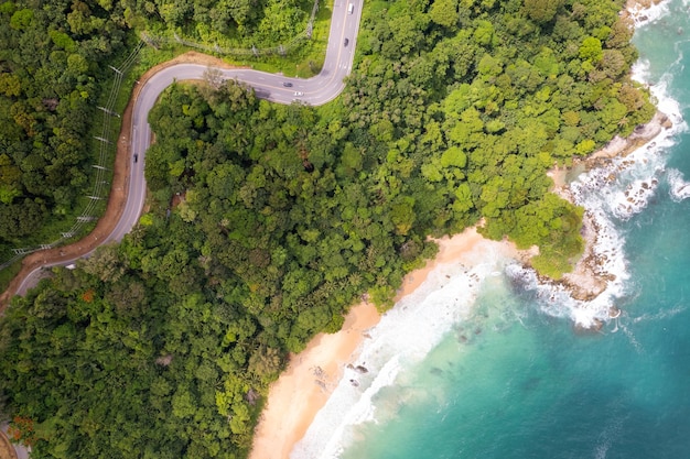 Vista aérea de la carretera curva a lo largo de la orilla del mar en Phuket Tailandia hermosa costa y mar abierto en la temporada de verano La naturaleza recuperó el medio ambiente y el fondo de viajes