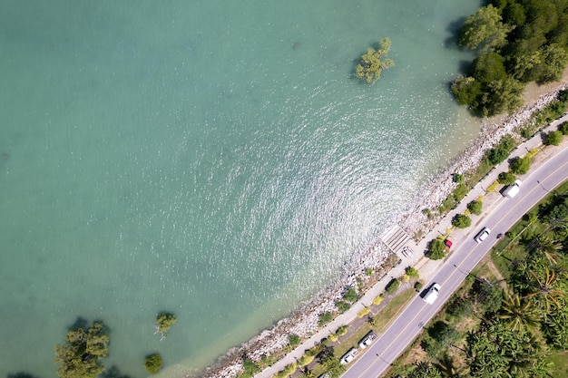 Vista aérea de la carretera curva a lo largo de la orilla del mar en Phuket Tailandia hermosa costa y mar abierto en la temporada de verano La naturaleza recuperó el medio ambiente y el fondo de viajes