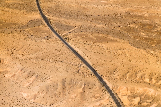 Vista aérea de una carretera en el desierto del Gran Cañón