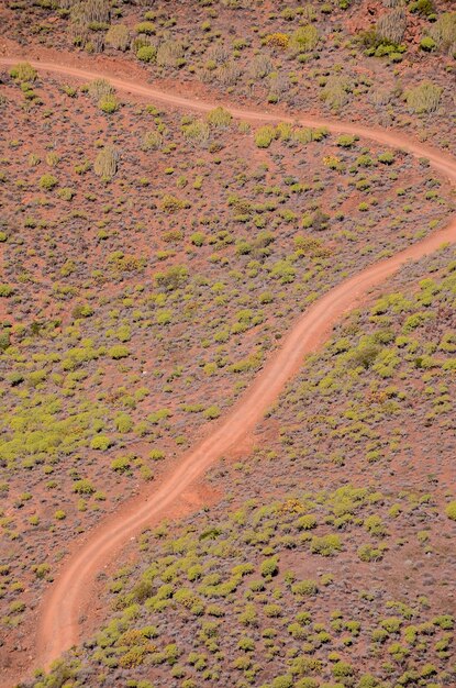 Vista aérea de una carretera del desierto en las Islas Canarias