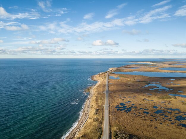 Vista aérea de una carretera escénica en la costa del océano