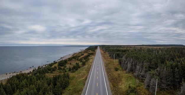 Vista aérea de una carretera escénica junto al océano