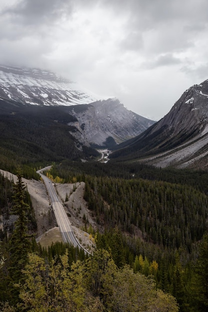 Vista aérea de una carretera escénica en las Montañas Rocosas canadienses durante la temporada de otoño