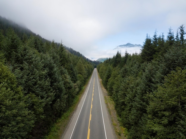 Vista aérea de una carretera escénica en el paisaje canadiense