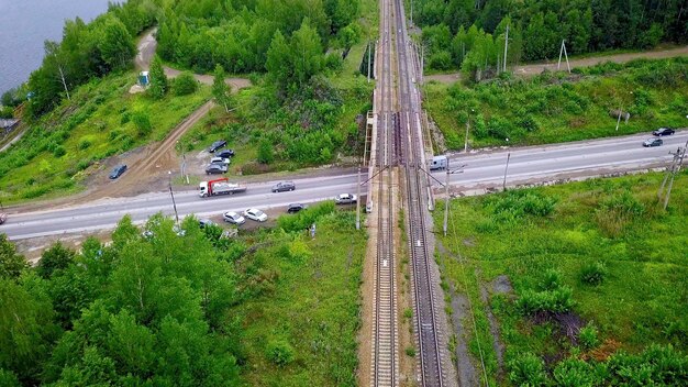 Vista aérea de la carretera de hormigón que conduce a la zona industrial coches de clip conduciendo cerca del verano verde