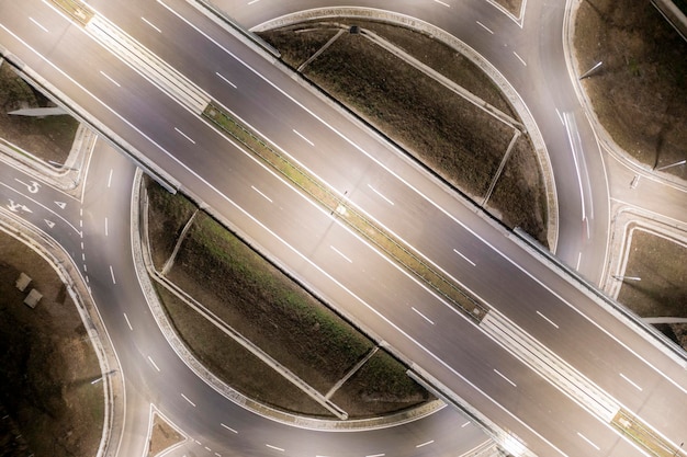 Vista aérea de la carretera de intersección de la autopista urbana a la luz de la noche