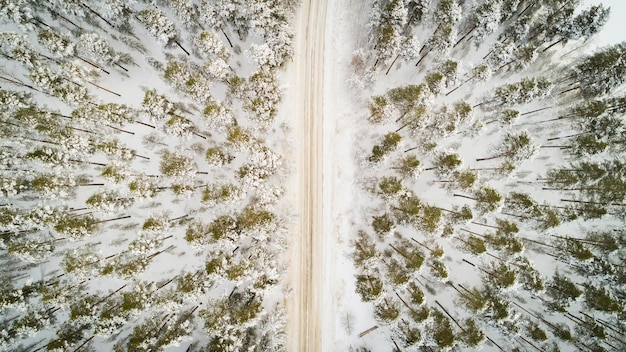 Vista aérea de una carretera de invierno Paisaje de invierno Campo Fotografía aérea de bosque de nieve Capturada desde arriba con un avión no tripulado Fotografía aérea