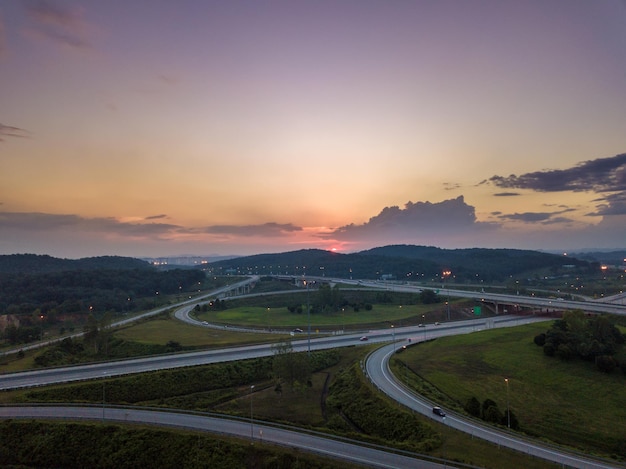 Vista aérea de la carretera en Malasia en la puesta del sol de la tarde