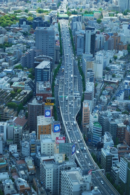 Foto vista aérea de la carretera en medio de los edificios de la ciudad