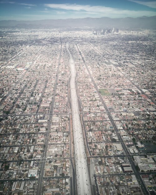 Foto vista aérea de la carretera en medio de los edificios de la ciudad