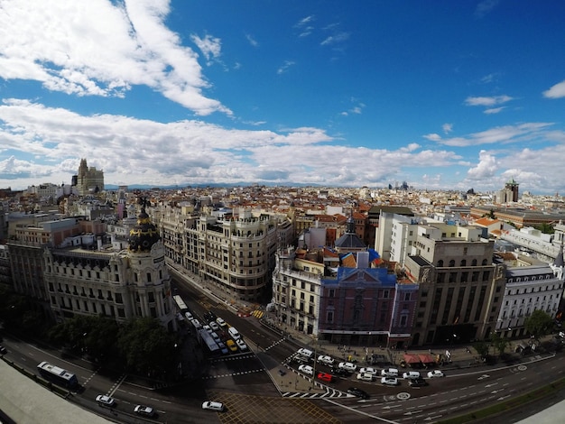 Foto vista aérea de la carretera en medio de los edificios de la ciudad