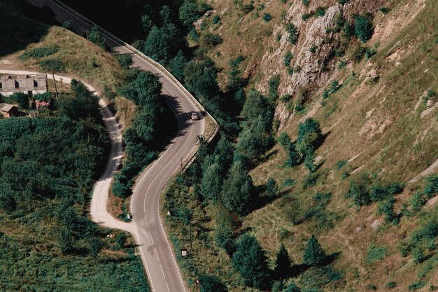 Foto vista aérea de una carretera en medio de la naturaleza verde