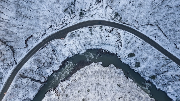 Foto vista aérea de una carretera de montaña cubierta de nieve