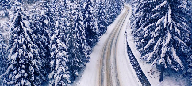 Vista aérea de una carretera de montaña con curvas en Europa.