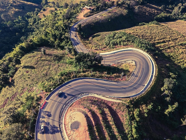 vista aérea de la carretera en la montaña