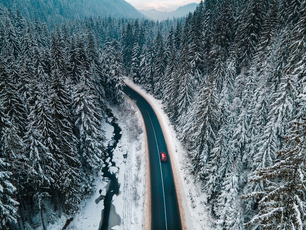 Vista aérea de la carretera en las montañas de los Cárpatos de invierno