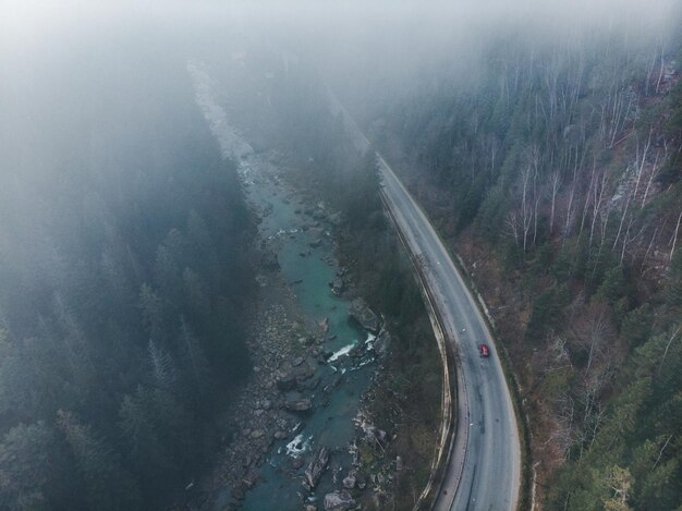 Vista aérea de la carretera en las montañas la niebla cubrió el bosque