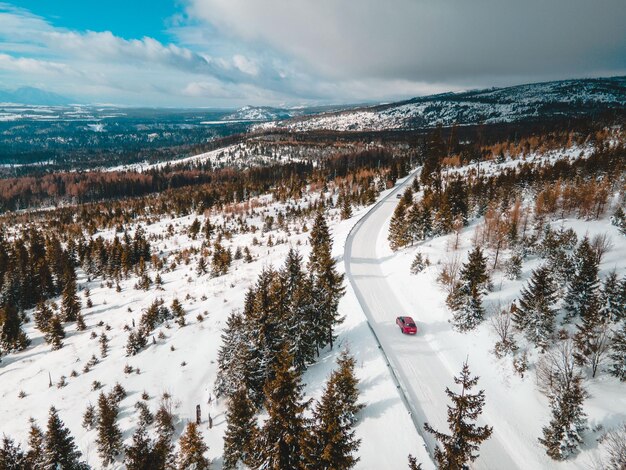 Vista aérea de la carretera nevada en el concepto de viaje en coche de las montañas tatra