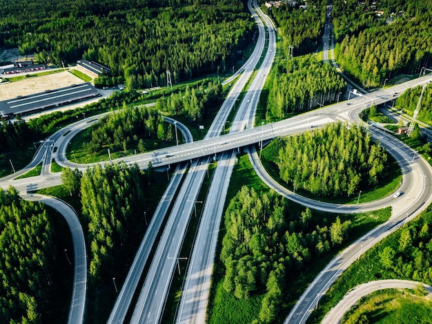 Vista aérea de la carretera y el paso elevado con bosques verdes en un día de verano en Finlandia