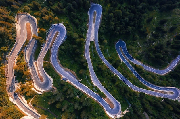 Vista aérea de la carretera de paso de maloja en suiza