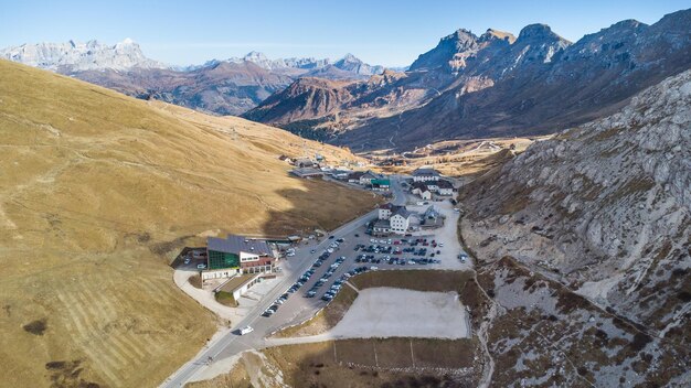 Foto vista aérea de la carretera de paso de montaña passo pordoi en los dolomitas italianos cerca de cortina d'ampezzo