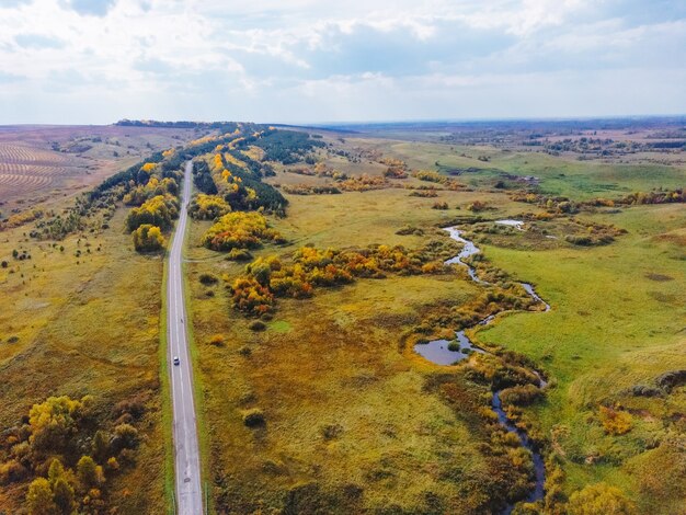 Vista aérea de la carretera con pintoresca vista panorámica del paisaje otoñal