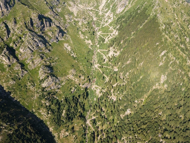 Foto vista aérea de la carretera a la presa de kalin en la montaña de rila, bulgaria